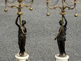 paire de candélabres anciens en bronze et marbre, sur des socles en marbre