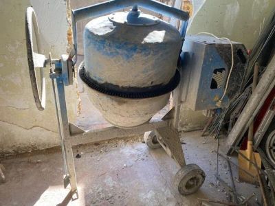 une bétonnière posée dans un coin d'une pièce