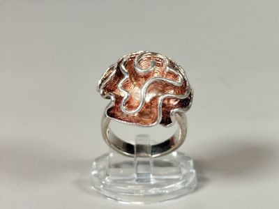 bague en argent et cuivre ornée d'un corail au centre