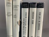 trois livres sont empilés sur une table