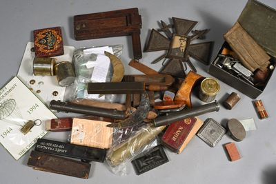 beaucoup d'objets anciens qui se trouvent sur la table