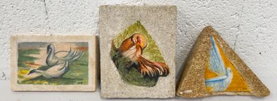 trois œuvres d'art accrochées au mur
