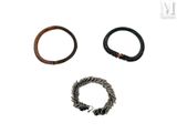 trois types différents de bracelets et de bagues sur fond blanc