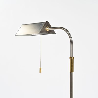l'image d'une lampe posée sur une table