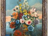 tableau représentant un vase de fleurs posé sur une table, avec une vue sur l'océan en arrière-plan
