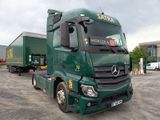 un camion vert garé sur un parking