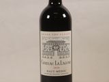 une bouteille de vin posée sur une table