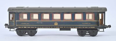 un wagon de train miniature posé sur une surface blanche