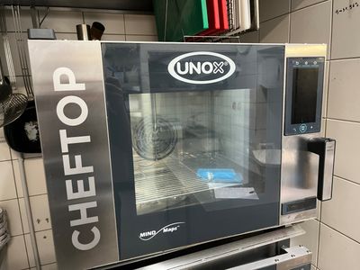 un micro-ondes posé sur un comptoir