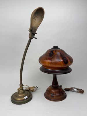 une lampe à l'ancienne avec un pied en bois et une cuillère en bois