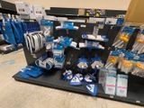 un grand nombre d'articles exposés dans le magasin