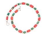 un gros plan d'un bracelet composé de perles rouges, vertes et blanches