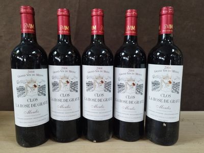 six bouteilles de vin sont alignées sur une table