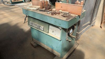 une photo d'un établi avec des outils dessus, dans un garage