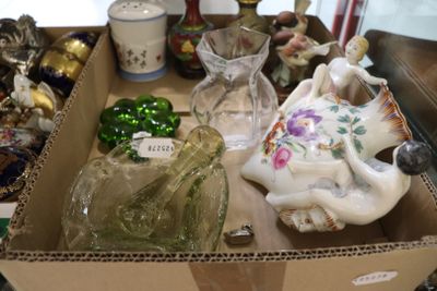 une boîte remplie d'objets en verre de toutes sortes posée sur une table