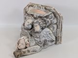 un gros plan sur la sculpture d'une personne allongée sur un lit