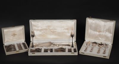 trois couverts dans un coffret en bois sur fond noir
