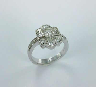 une photo d'une bague en diamant sur fond blanc