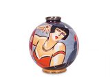 un vase avec la photo d'une femme dessus