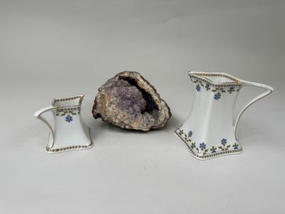trois pièces de porcelaine ornées de motifs bleus et blancs
