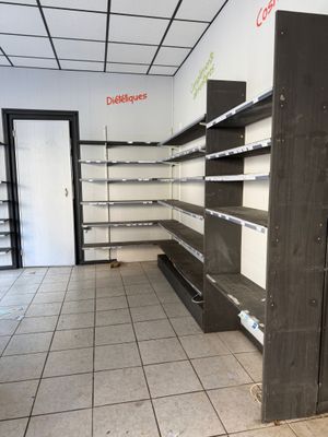 un magasin vide, avec des rayons vides au milieu de la pièce