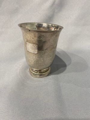 une coupe en argent posée sur une table