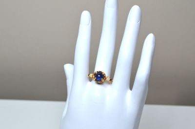 Une bague en argent vermeil, à décor floral émaillé, sertie …