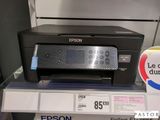 une imprimante posée sur une étagère dans un magasin