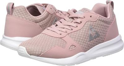 Les baskets pour femmes sont roses et blanches, avec un motif en maille.