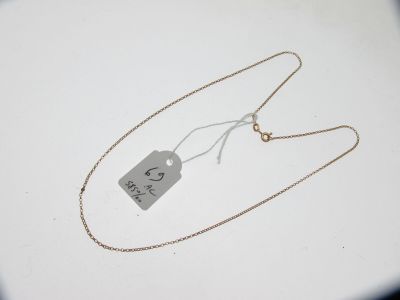 un collier muni d'une étiquette, posé sur une table