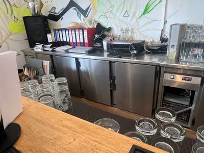 un comptoir sur lequel sont posés plusieurs verres