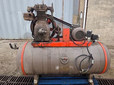 a small air compressor sitting on top of a pallet