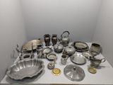 une table sur laquelle se trouvent de nombreux objets en argent