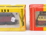 deux boîtes de petits trains posées l'une à côté de l'autre
