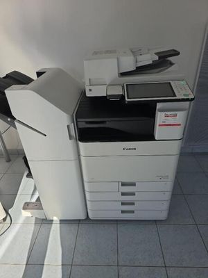 une photo d'une imprimante posée sur un comptoir