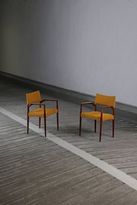 two chairs that are sitting in the middle of a room