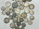 une pile de pièces d'argent posée sur une surface blanche