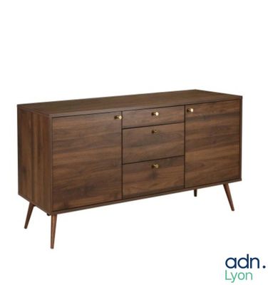 Le buffet est en bois et comporte trois tiroirs.