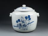 un pot bleu et blanc avec un couvercle, posé sur une table