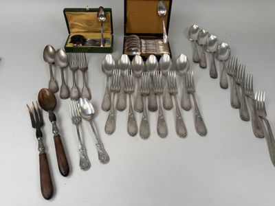 beaucoup d'argenterie sur une table avec un coffret