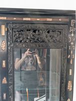 Vitrine en bois laqué, sculpté et incrustations de nacre, ou… (photo 6)