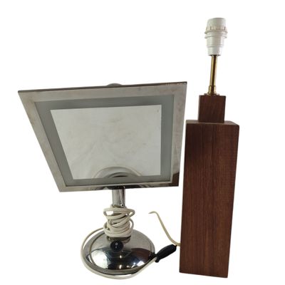 une photo d'une lampe de bureau sur laquelle est posé un miroir