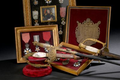 une photo représentant une épée et d'autres objets posés sur une table