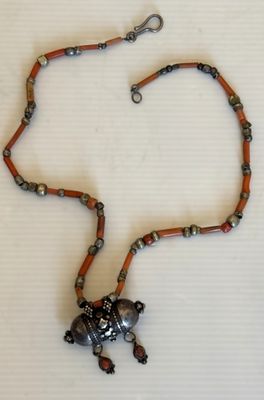 collier de perles avec un pendentif en forme d'éléphant sur une chaîne