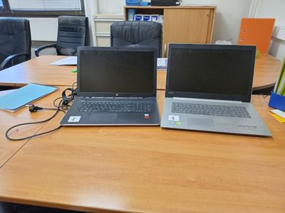 deux ordinateurs portables posés sur une table