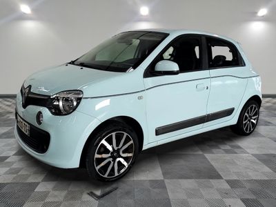une photo d'une Smart blanche garée dans un showroom