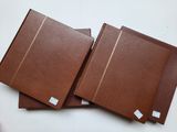 trois chemises en cuir marron posées sur une surface blanche