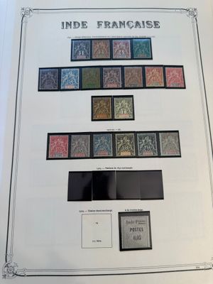 la photo d'un livre portant de nombreux timbres