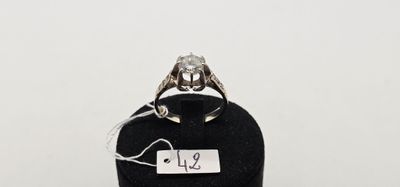 une image représentant une bague en argent surmontée d'un diamant