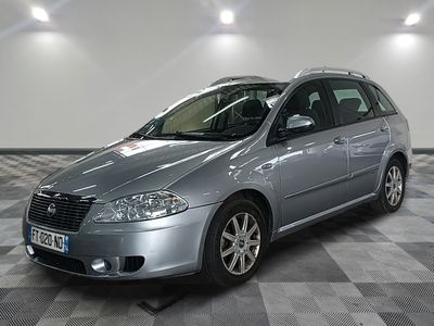 la photo d'une voiture argentée garée dans un garage